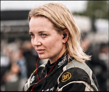 Susanne Callin i sin racingoverall i depån
